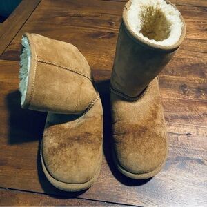 UGG Tan Shearling Lined boots size 6